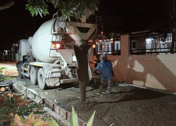 Pengecoran Jalan Cipeujeuh – Kamarang Dilembur Hingga Pagi Hari, Warga Apresiasi Perhatian Pemkab Cirebon