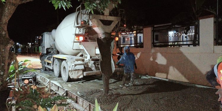 Pengecoran Jalan Cipeujeuh – Kamarang Dilembur Hingga Pagi Hari, Warga Apresiasi Perhatian Pemkab Cirebon
