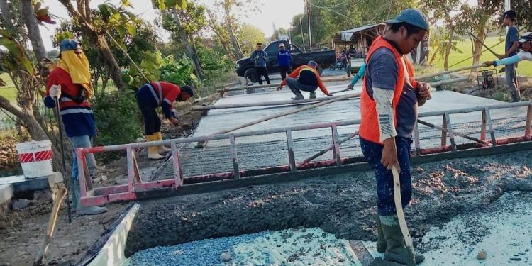 Pengecoran Jalan Sindang-Pecuk Dimulai, Pelaksana: Prioritaskan Standar Mutu dan Kualitas