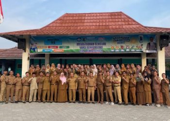 Plt. Camat Plumbon, Tadi Aryadi Sapa Warga Sekolah Di SMPN 2 Plumbon, Pimpin Apel Pagi Dan Ajak Siswa Peduli Lingkungan