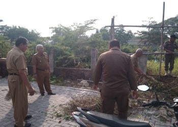 Persiapan Menjelang HUT Ke – 81 Kemerdekaan RI, Pemerintah Kecamatan Arjawinangun Laksanakan Bersih – Bersih Lingkungan Kantor
