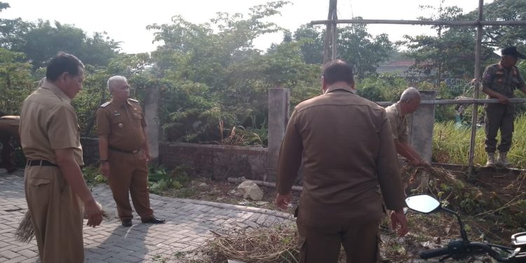 Persiapan Menjelang HUT Ke – 81 Kemerdekaan RI, Pemerintah Kecamatan Arjawinangun Laksanakan Bersih – Bersih Lingkungan Kantor