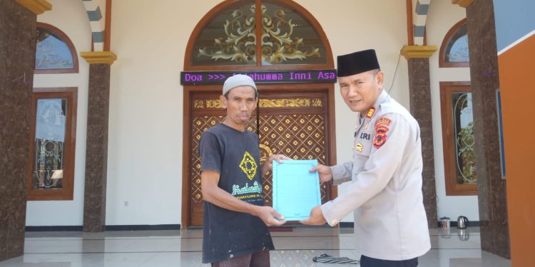 Polsek Tukdana Berikan Bantuan Pembangunan Sarana Ibadah