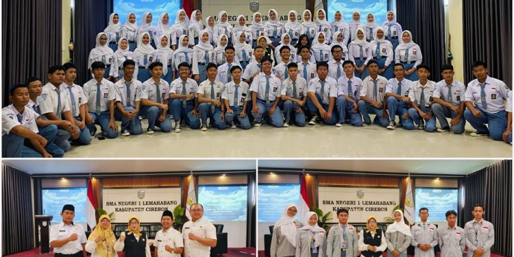Kepala SMAN 1 Lemahabang Nina Ernawati Purnamasari Lantik 60 Anggota MPK Masa Bakti 2026-2027