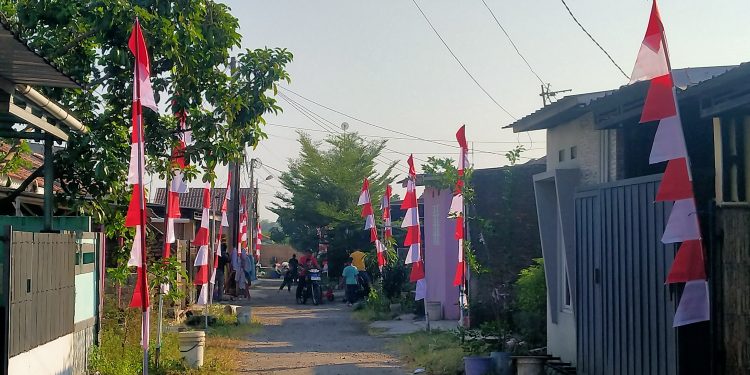 Sambut HUT RI ke 81, Warga RT 03 RW 10 Perumahan Telaga Cempaka Permai Kompak Pasang Umbul-umbul Merah Putih di Setiap Halaman Rumah