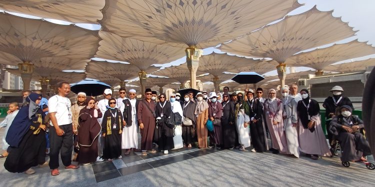 Tiba di Madinah, Jamaah Umrah Yayasan UGJ Cirebon Langsung Shalat di Masjid Nabawi, Disiplin Waktu Jadi Pelajaran Berharga