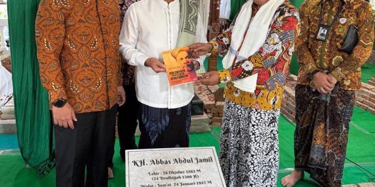 Di Haul Buntet, Menko Pangan: “Tanpa Kiai Abbas, Tidak Ada NKRI”