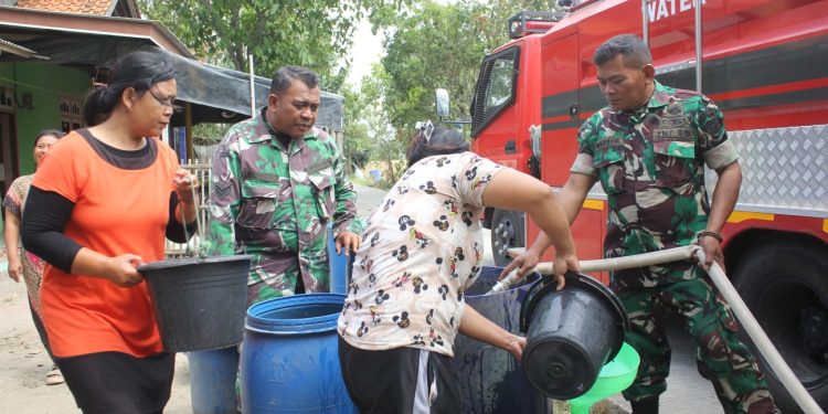 Kodim dan BPBD Indramayu Salurkan Air Bersih untuk Warga Terdampak Kemarau di Krangkeng