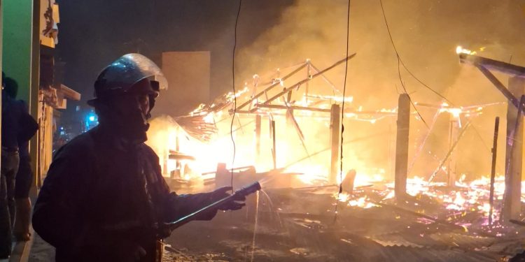 Kebakaran Hebat Hanguskan 45 Lapak di Blok E Pasar Sandang Tegal Gubug Cirebon, Diduga Dipicu Korsleting Listrik