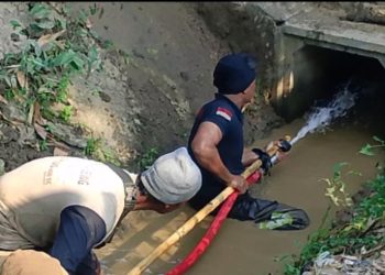 Areal Persawahan Kekeringan, Petani di Indramayu Minta Tolong Damkar Atasi Aliran Irigasi Mampet