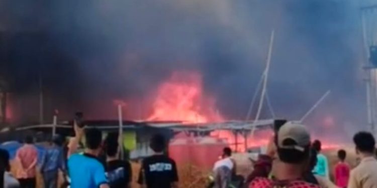 Kapal Nelayan Karangsong Indramayu Terbakar 