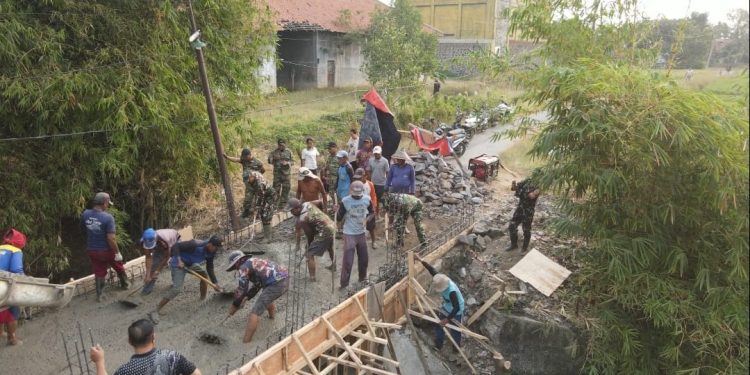 Kemanunggalan TNI dan Rakyat: Pengecoran Jembatan Garuda Haurgeulis Bukti Budaya Gotong Royong Masih Kuat