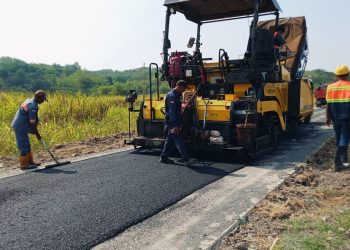 Target Hari Ini Rampung! CV ARNIK KARYA Kebut Tahap Akhir Aspal Hotmix Jalan Putat – Koreak Rp1,9 Miliar