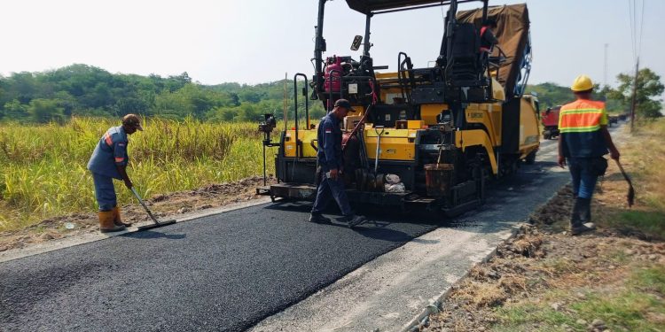Target Hari Ini Rampung! CV ARNIK KARYA Kebut Tahap Akhir Aspal Hotmix Jalan Putat – Koreak Rp1,9 Miliar