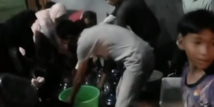Bantuan Air Bersih Disambut Warga Perumahan Graha Alana Desa Tambak Indramayu