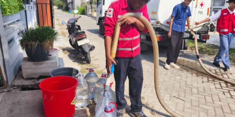 PMI Indramayu Salurkan Bantuan Air Bersih ke Warga