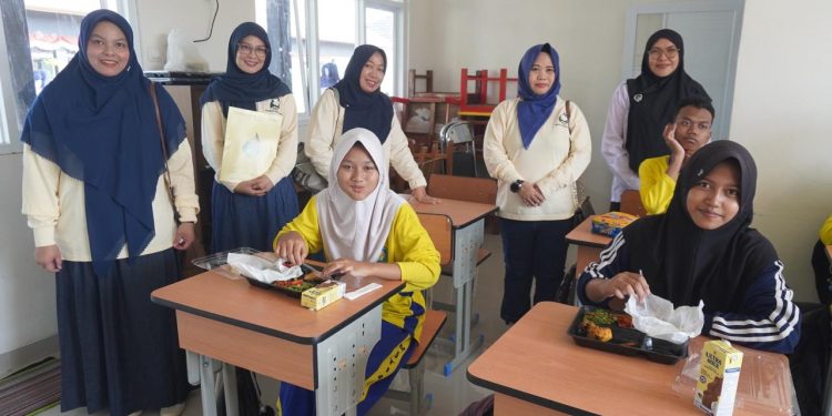 PWP Pertamina Patra Niaga Kilang Balongan Bagikan Makan Siang Bergizi kepada Siswa SLB