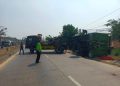 Truk Gandengan Terguling di Indramayu, Polisi Evakuasi Dengan Sistem Buka Tutup