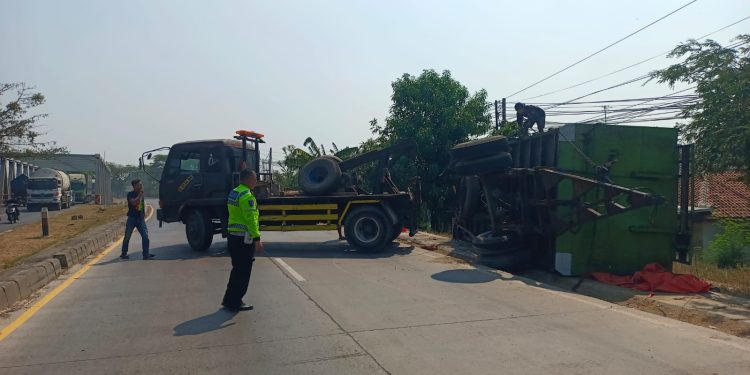 Truk Gandengan Terguling di Indramayu, Polisi Evakuasi Dengan Sistem Buka Tutup