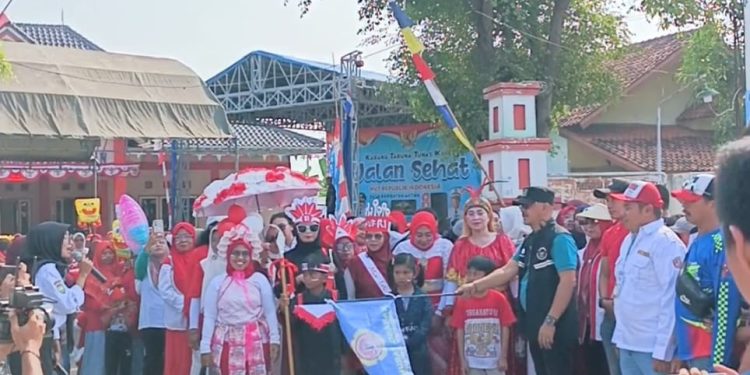 Wabup Indramayu Lepas Ratusan Peserta Jalan Sehat di Desa Rambatan Wetan