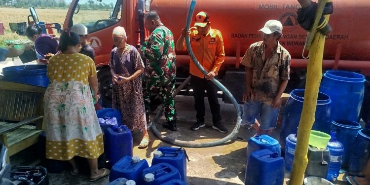 Kodim Indramayu dan BPBD Salurkan 10.000 Liter Air Bersih untuk Warga Krangkeng