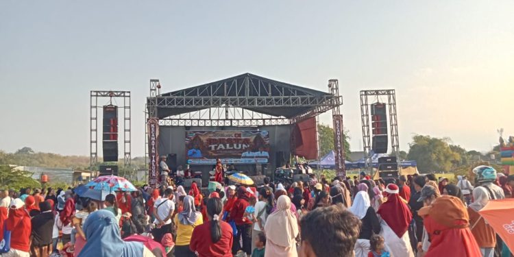 Peringatan HUT Republik Indonesia ke 81, Kecamatan Talun Gelar Jalan Sehat Bersama Ribuan Warga Talun