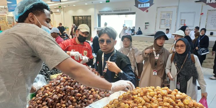 Berburu Kurma di Madinah, Ustaz Izul Ajak Jamaah Yayasan UGJ Cirebon Kenali Ajwa hingga Kurma Muda