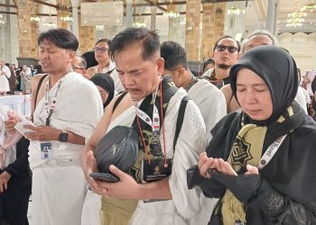 Doa di Depan Ka’bah, Jamaah Umrah Angkatan ke-15 Panjatkan Harapan untuk Kemajuan UGJ Cirebon