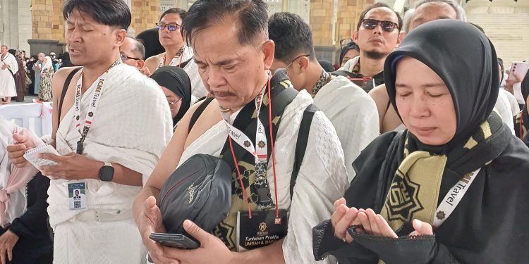 Doa di Depan Ka’bah, Jamaah Umrah Angkatan ke-15 Panjatkan Harapan untuk Kemajuan UGJ Cirebon