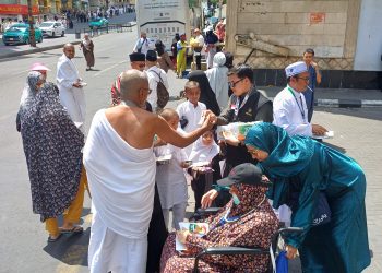 Jamaah Umrah Yayasan UGJ Cirebon Berbagi Jumat Berkah di Makkah, Wakaf Al-Qur’an di Masjid Nabawi