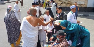 Jamaah Umrah Yayasan UGJ Cirebon Berbagi Jumat Berkah di Makkah, Wakaf Al-Qur’an di Masjid Nabawi