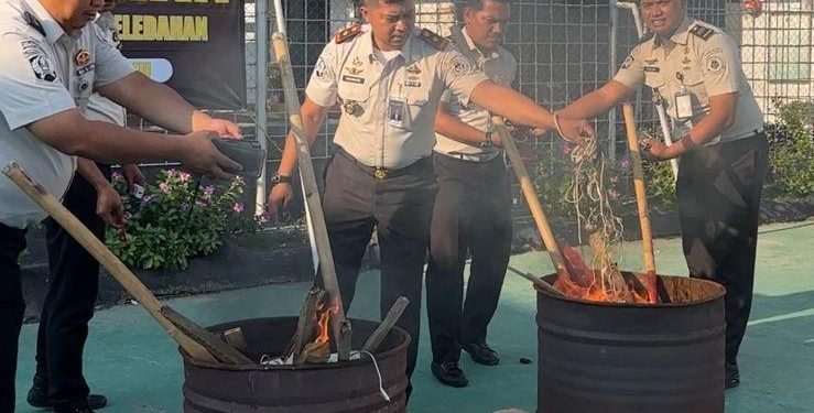 Lapas Indramayu Musnahkan Barang yang Dilarang Beredar