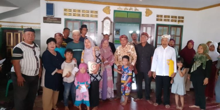 Santunan Anak Yatim Dan Jompo di Ngunjung Buyut Nyi Endang Geulis Terlaksana Penuh Kebersamaan