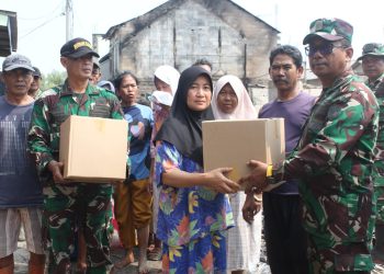Kodim Indramayu Salurkan Bantuan Sembako untuk Warga Terdampak Kebakaran di Eretan Wetan