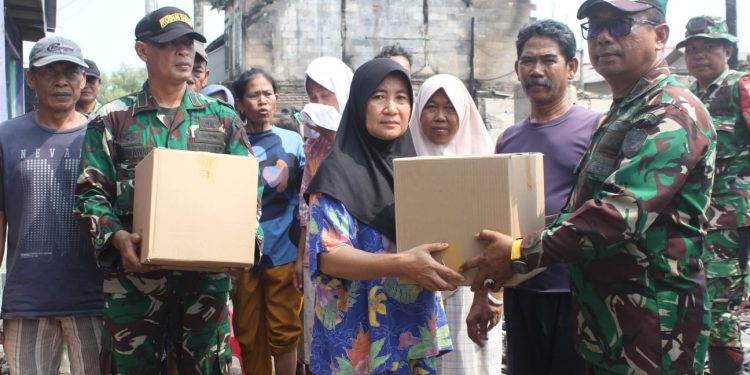 Kodim Indramayu Salurkan Bantuan Sembako untuk Warga Terdampak Kebakaran di Eretan Wetan