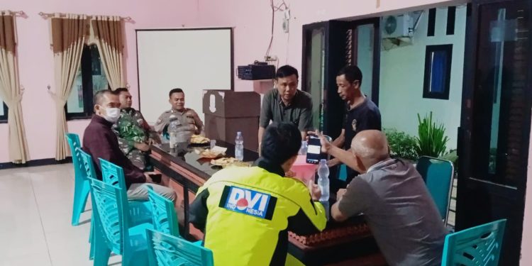 Polsek Lemahabang Dampingi Dokkes Ambil Sampel DNA Keluarga Korban KM Virgo di Desa Sigong
