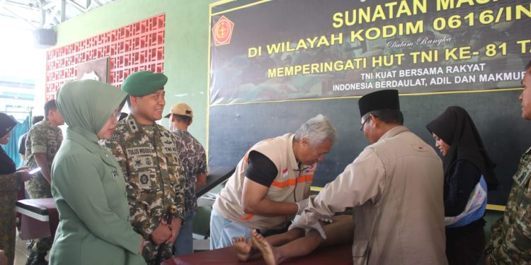 Sambut HUT TNI ke-81, Kodim Indramayu Gelar Sunatan Massal, 84 Anak Terima Layanan Kesehatan Gratis