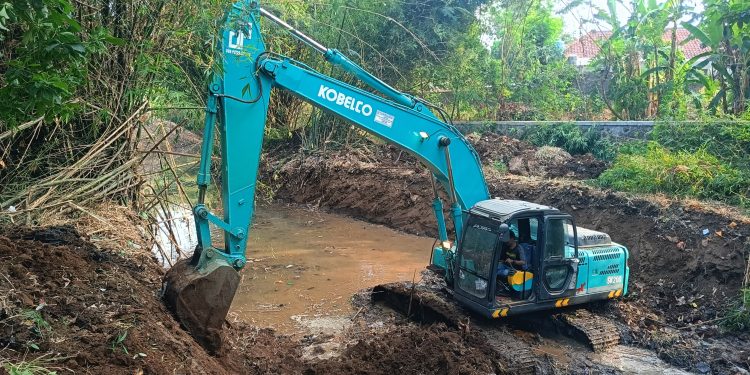 Sebelum Tiba Musim Hujan, Normalisasi Sungai Singaraja di Desa Tuk Karangsuwung Dikebut
