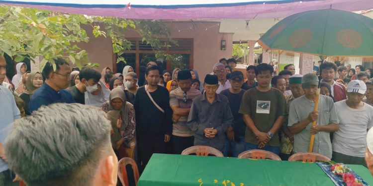 Tangis Haru Iringi Kedatangan Jenazah Yaya Carya Korban KM Virgo Transport 8 Saat Tiba di Rumah Duka