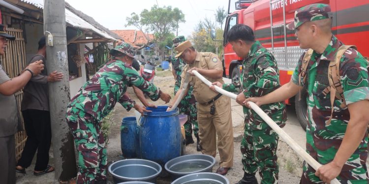 Kodim Indramayu Salurkan Bantuan Air Bersih untuk Warga di Kecamatan Pasekan