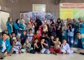Caption Foto: Mahasiswa Kelompok 2 PPG Universitas Swadaya Gunung Jati (UGJ) berfoto bersama anak-anak dan pengurus Panti Asuhan Ashabul Kahfi, Cirebon, usai menggelar pelatihan kerajinan kawat bulu (pipe cleaner) dalam rangka Projek Kepemimpinan, Minggu (13/9/2026).