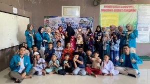 Caption Foto:Mahasiswa Kelompok 2 PPG Universitas Swadaya Gunung Jati (UGJ) berfoto bersama anak-anak dan pengurus Panti Asuhan Ashabul Kahfi, Cirebon, usai menggelar pelatihan kerajinan kawat bulu (pipe cleaner) dalam rangka Projek Kepemimpinan, Minggu (13/9/2026).