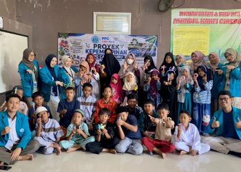 Caption Foto: Mahasiswa Kelompok 2 PPG Universitas Swadaya Gunung Jati (UGJ) berfoto bersama anak-anak dan pengurus Panti Asuhan Ashabul Kahfi, Cirebon, usai menggelar pelatihan kerajinan kawat bulu (pipe cleaner) dalam rangka Projek Kepemimpinan, Minggu (13/9/2026).
