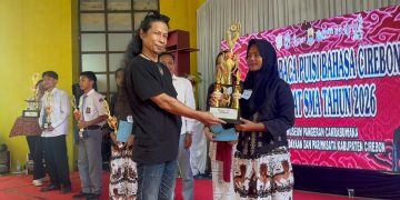 Puisi Bahasa Cirebon Bergema di Musium Pangeran Cakrabuana, Ghina Peri Mahira SMAN 1 Palimanan Raih Juara Pertama.