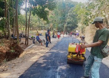Tamparan Keras Bagi Pemkab Kuningan! Warga Kertawangun Cirebon Swadaya Perbaiki Jalan Babakanjati Kuningan