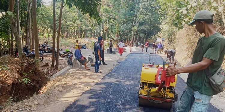 Tamparan Keras Bagi Pemkab Kuningan! Warga Kertawangun Cirebon Swadaya Perbaiki Jalan Babakanjati Kuningan