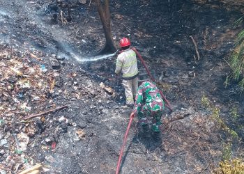 Babinsa Koramil Haurgeulis Bantu Padamkan Kebakaran di Bawah Jembatan Cipancuh