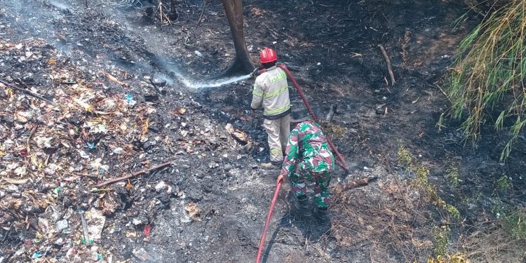 Babinsa Koramil Haurgeulis Bantu Padamkan Kebakaran di Bawah Jembatan Cipancuh