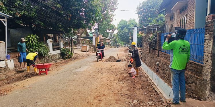 Jalan Belawa Rusak Berat, CV. BAROKAH ALWA MANDIRI Kebut Pemeliharaan Berkala Jalan Cipeujeuh – Kamarang