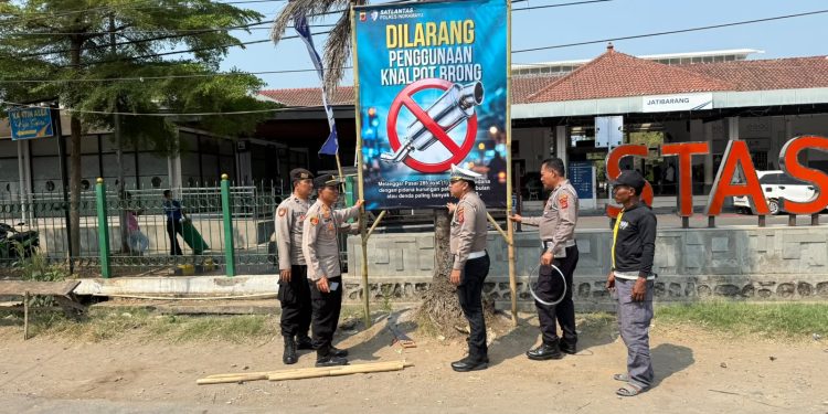 Polsek Jatibarang Gandeng Sat Lantas Lakukan Sosialisasi Larangan Kenalpot Yang Tidak Sesuai